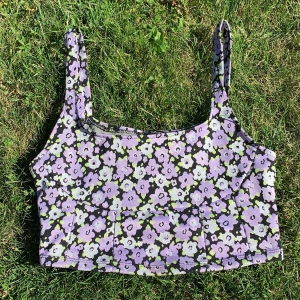 Fin blommig top  - Den här somriga croptopen från Zara är aldrig använd och är liten i storlek så skulle säga att den är mer av en M än L. Priset kan prutas 🧚 köptes för 119