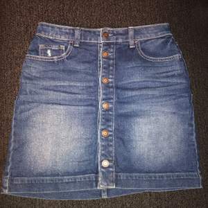 Jeanskjol från Hollister med använd väldigt lite, så mycket fint skick. Strl W26 den är stretchig. Det är slitningar på baksidan (som ska vara där).    Möts upp eller fraktar 50kr. 