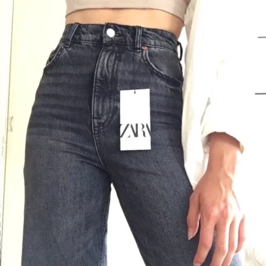 Snygga långa jeans från Zara. De är i storlek 34 men är fortfarande långa, är själv 175cm men det är raw cut så det går att klippa av dem efter valfri längd. De är helt oanvända, endast testade.🥰 Budgivning avslutas 27 aug 19:00💕. Jeans & Byxor.