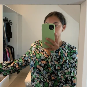 Blommig blus  - Säljer denna blusen som min mormor köpt, inte min stil därav säljer jag den nu . Har en knytdetalj vid magen då de kanske inye kom fram vid bilden. Frakt är inkluderat i priset, kan även mötas i Stockholm vilket blir - frakt kostnad