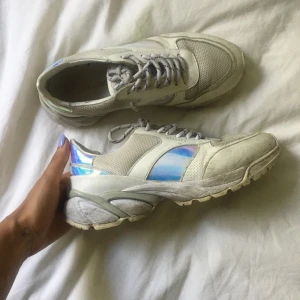 Skor från Axel Arigato - Skor från Axel Arigato, köpte ca 2 år sedan. Använda men inte så slitna, mest smutsiga på bild Haha. 🏄‍♀️ storlek 38, kan mötas i Stockholm. Annars står köparen för frakt! 