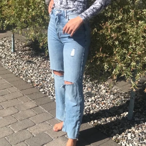 Gina tricot ljusa jeans med hål stl 27 - Sparsamt använda, säljer pga att de inte används längre. Jag är 166cm lång. Buda i kommentarerna, minns ej nypris. Köpare står för frakt, möts annars upp i Stockholm 💗