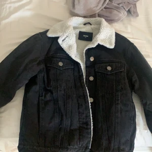 Teddyjacka - Säljer denna svin snygga jacka!! Den är i väldigt fint skick, hämtas i Varberg eller så står du för frakten💕💕 