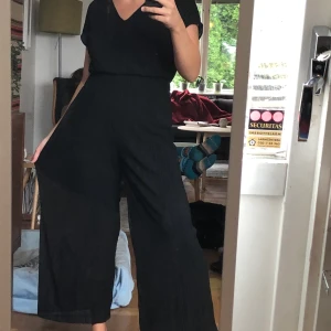 Skitsnygg jumpsuit  - Även om festerna är få just nu så har ni här en skitsnygg jumpsuit inköpt från Monki som både går att klä upp till fest (kanske nyår?) men går oxå att klä ner till mer corona-vänliga tillställningar :) strl S men jag är snarare en M och den sitter bra på mig!  Superbekvämt och luftigt material 🤩  Frakten står köparen för om man ej kan mötas i gbg :) 