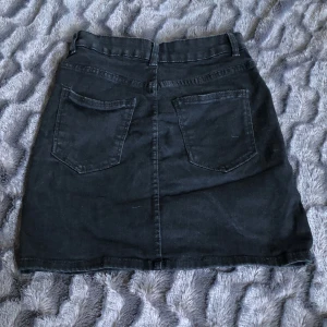 Kjol - Tajt stretchig super skön kjol använd 2 gånger tyver inte min stil 