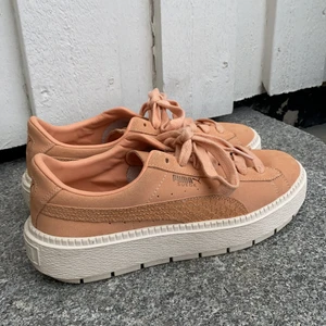 Puma suede - Knappt använda Puma suede sneakers i härlig färg! Så gott som nya, köptes för 599kr 🙏🏼 Storlek 40
