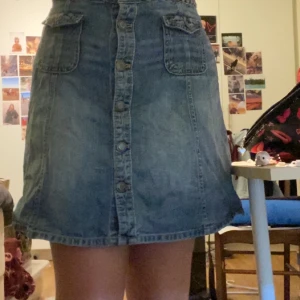 Jeanskjol - Såå snygg jeanskjol. Går att sätta bälte i om man skulle vilja annars jättesnygg utan. Går o matcha med allting!