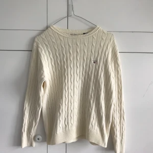 Tröja från gant  - Vit stickad tröja från Gant. Knappt använd och därför i väldigt bra skick! Storlek 13-14 men jag skulle säga att den passar alla från XS- M. Frakt tillkommer💕