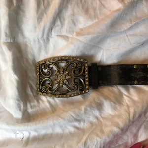 Cooke skärp - As coolt skärp. Köpt second hand. Det är lite för litet för mig så säljer. Hela skärpet är 96cm långt men har hål hela vägen för att sätta fast det. Buda i kommentarsfältet om det är flera som vill ha.