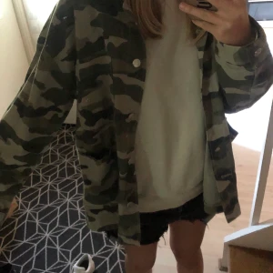 Kamouflagejacka - Skjortjacka i kamouflage tryck oversize