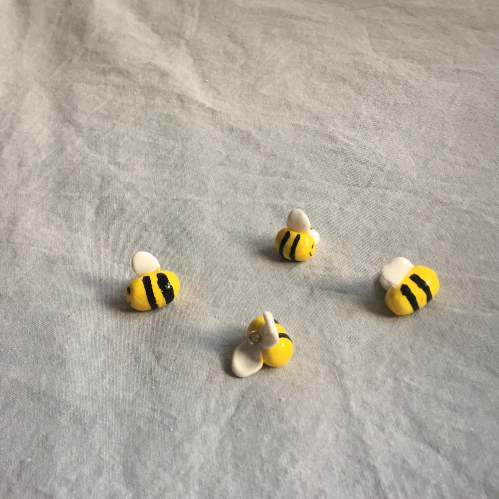 Säljer nu dessa supergulliga bi örhängena 🐝 de är inte helt perfekta, men väldigt gulliga 💕 kommer på fiskekrok, du kan själv designa hur de ska se ut! ✨ pris varierar därav, men skriv på DM om du är intresserad!. Accessoarer.