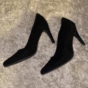 Svara högklackade skor - Svara högklackade skor använda 1 gång (frakt tillkommer)