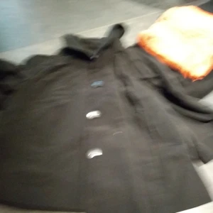 Cropped kavaj  - Förlåt för att jag e så dålig på att ta bilder vill ni ha bättre bilder kan ni fråga. Denna kavaj är cropped och har korta ärmar. Den är funkar som en oversized croopee kavaj (det är så jag har använt den ) Den är stel 40-42. Köpare står för eventuel frakt