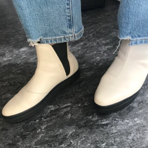 Vagabond skor  - Säljer ett par Vagabond skor i mycket bra skick. Knappt använda.  Storlek 40.                           (Köparen står för frakt)