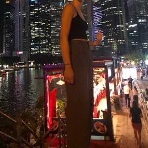 Gråa kostymbyxor - Gråa kostymbyxor med vita små ränder. Köpta för ett år sedan på second hand i london. Är i bra skick och köparen står för frakt😊