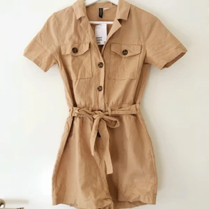 Byxdress - Helt ny byxdress med prislapp kvar! Storlek XS. Frakt tillkommer 📦