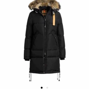 Parajumper long bear svart  - Jag säljer min jacka den är äkta och har kvitott köpte för ett år sen använt 1 vinter. Priset kan diskuteras ocv kan byta mot en canada goose jacka