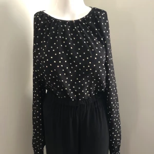 Blus  - Svart blus med vita fyrkanter. Storlek 38. Öppning i ryggen. Inköpt från La Redoute.