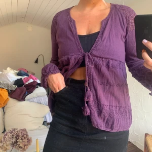 Odd Molly kofta st 2 - Lila fin stickad kofta från oddmolly, knappt använd! Har ett spänne och en knytning i fram, och deras signaturtryck bak i nacken, frakt tillkommer