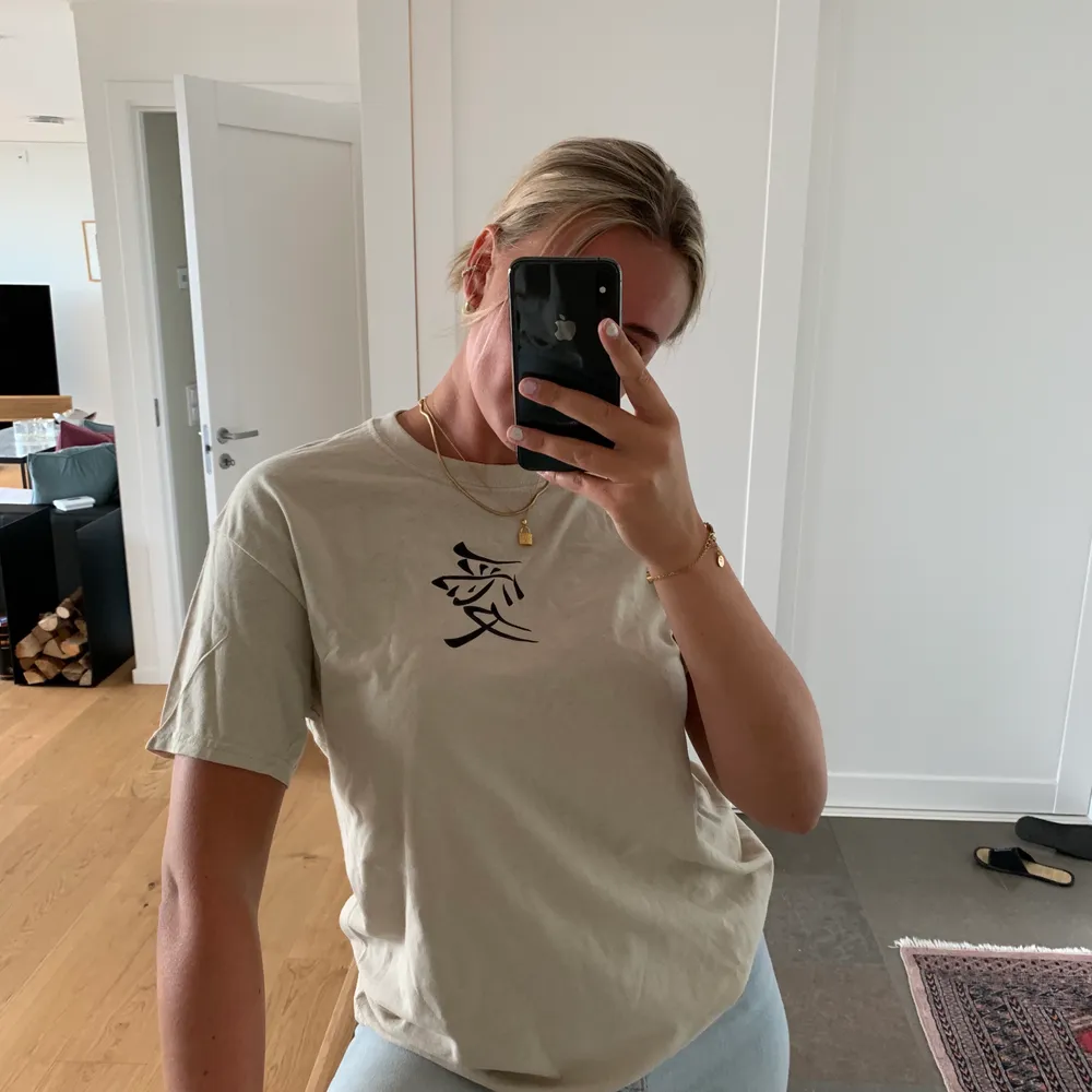 En oversized beige t-shirt från ett UF företag! Passar för S-M ☺️💘 Helt oanvänd!. T-shirts.
