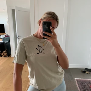 Beige t-shirt från UF företag  - En oversized beige t-shirt från ett UF företag! Passar för S-M ☺️💘 Helt oanvänd!