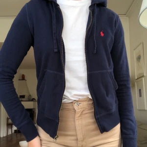 Polo kofta  - Använd ca 2 gånger. Som ny!😋 Passar lika bra en tjej som en kille🙌🏼