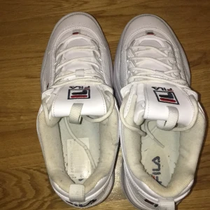 Fila - Här har vi baffalo fila skor, köpte dem för 1075kr. Storlek 41, dem är lite för stora för mig så vill bli av me dem. Jag är 164cm när jag har dem är jag 170cm. Ganska sköna och ha på. Om du bor i Stockholm blir det enklare och träffas, annars går det också att skicka dem till din adress (ops frakt med) Är du intresserad hör av dig till mig❣️ 