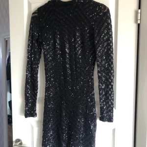 Festklänning från Gina Tricot  - Fin klänning från Gina Tricot. Endast använd en kväll! 