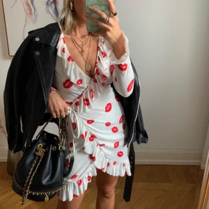 Omlottklänning  - Klänning i omlottmodell fr Asos Stl 36, passar 34-36 96% Polyester 4% Elastan. Lite stretchig.  Ny med lappen kvar