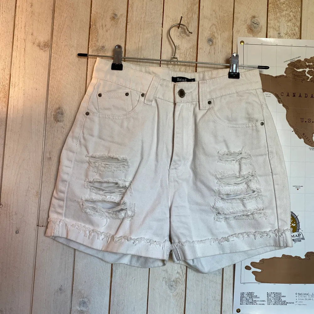 Vita shorts från rut m. fl. Tyvärr försmå, köparen står för frakten ✨❣️❣️. Shorts.