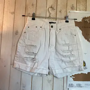 Vita shorts från rut m. fl. Tyvärr försmå, köparen står för frakten ✨❣️❣️