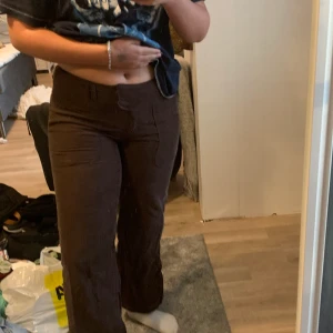 Vintage Byxor - Bruna Lågmidjade vintage byxor🤩 strl 42. Köpt från Lindex av min mamma på 90-talet. Köparen står för frakt💛 hör av dig för mer info, xo