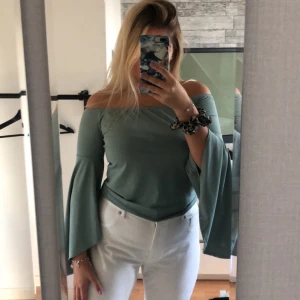 Blus storlek M - Hej! Vi är fyra tjejer som säljer begagnade kläder i nyskick för att sprara ihop pengar till att kunna starta upp vårat blivande UF företag☀️  på bilden ser du en super fin blus från Gina tricot. Endast använd två gånger så den är så gott som ny. Tröjan är i storlek medium men jag skulle säga att den är lite stor i storleken, beror lite på hur tajt men vill att den ska sitta❤️  i priset ingår frakten