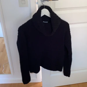 Svart tjocktröja med polokrage  - Säljs pga för liten. Jättefin o varm tjocktröja från Cubus storlek XS. Svart. Endast använd ett fåtal gånger. Frakt tillkommer