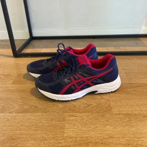 Träningsskor - Träningsskor som jag nästan aldrig använt. Köpte för några år sedan men har aldrig fallit mig i smaken. Märket heter Asics. Säljes utan sula eftersom originalsulan tappats bort. Övrigt är skorna i mycket fint skick, nästan som nya. 🥰❤️