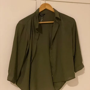 Khaki blus kortärmad - Storlek -36, från monki, oanvänd och riktigt bra material för sommarkvällar ✨
