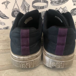 Eytys - Säljer mina eytys. Dom är välanvända därav priset, så de är ganska slitna men fortfarande snygga! Frakt tillkommer på 90kr 