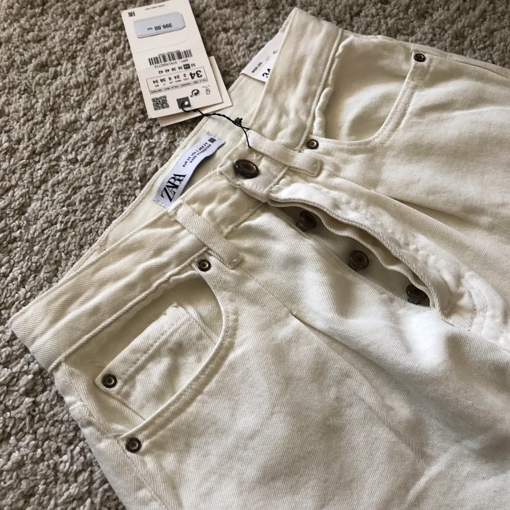 Naturfärgade/beiga/krämvita vida jeans från Zara i storlek Xs. Helt nya med lappar kvar. Slutsålda på hemsidan. Nypris 399:- Buda från 250 + frakt . Jeans & Byxor.