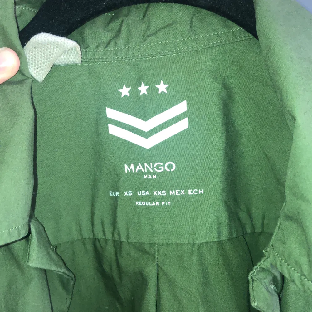 Från Mango Man storlek XS, men den är som en storlek M. Mörk grön färg och är i typical skjorta material. . Blusar.