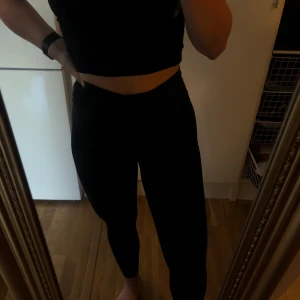 Träningstights  - Svarta, supersköna träningstights! Frakten kostar 44-63kr💐