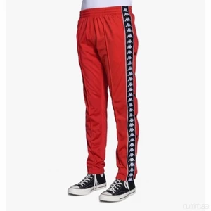 Kappa byxor - Röda kappa byxor använda men fint skick! Frakten inräknat i priset 