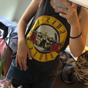 Guns n roses linne - Knappt använt linne i bra skick med guns n roses tryck. Kan mötas upp i Stockholm eller frakta (köparen står för frakt).