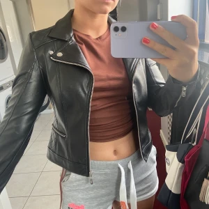 Guess skinnjacka - Snygg skinnjacka från guess. Nästan oanvänd, och i nyskick. Köpta för ca 1200kr