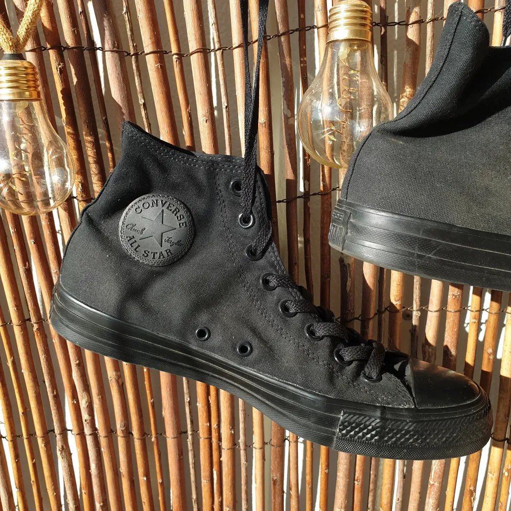 Black MENS converse - size 42 - worn couple of times only. Skor.