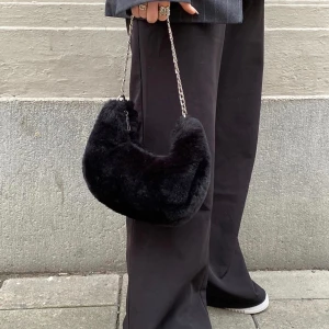 väska  - fluffig väska från asos, väldigt rymlig. frakten ingår i priset💜