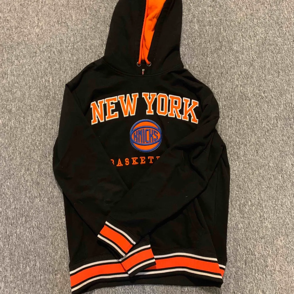 New York Knicks Hoodie köpt på NBA store i New York. Bra skick, frakt tillkommer. Hoodies.