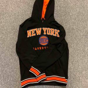 New York Knicks Hoodie köpt på NBA store i New York. Bra skick, frakt tillkommer