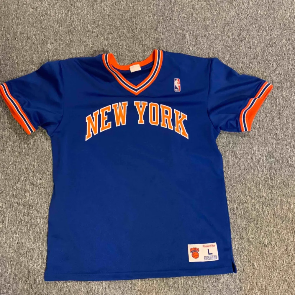 Mitchell and Ness New York Knicks t-Shirt i bra skick. Frakt tillkommer. T-shirts.