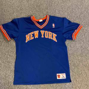 Mitchell and Ness New York Knicks t-Shirt i bra skick. Frakt tillkommer