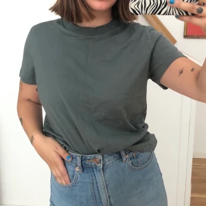 Mörk gröngrå t-shirt  - Vanlig och simpel t-shirt från BikBok som funkar till allt!